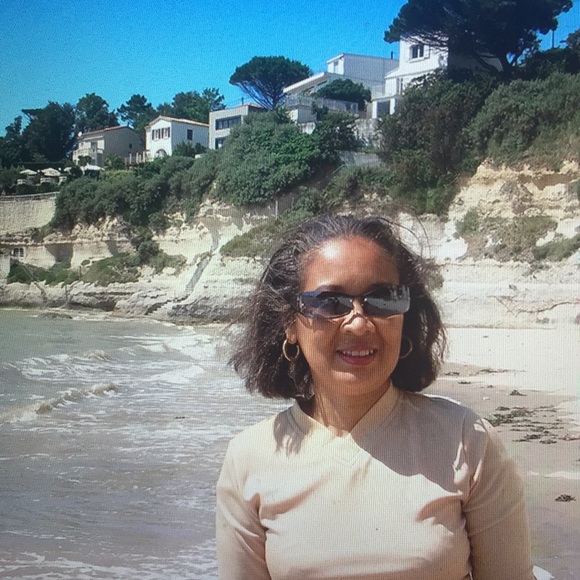 Meet your Posher, Elizabeth - Picture 2 of 2